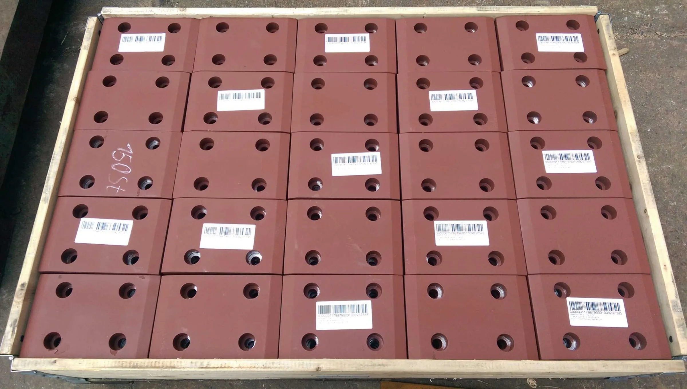 Gebohrte Verschleißplatten auf der Palette